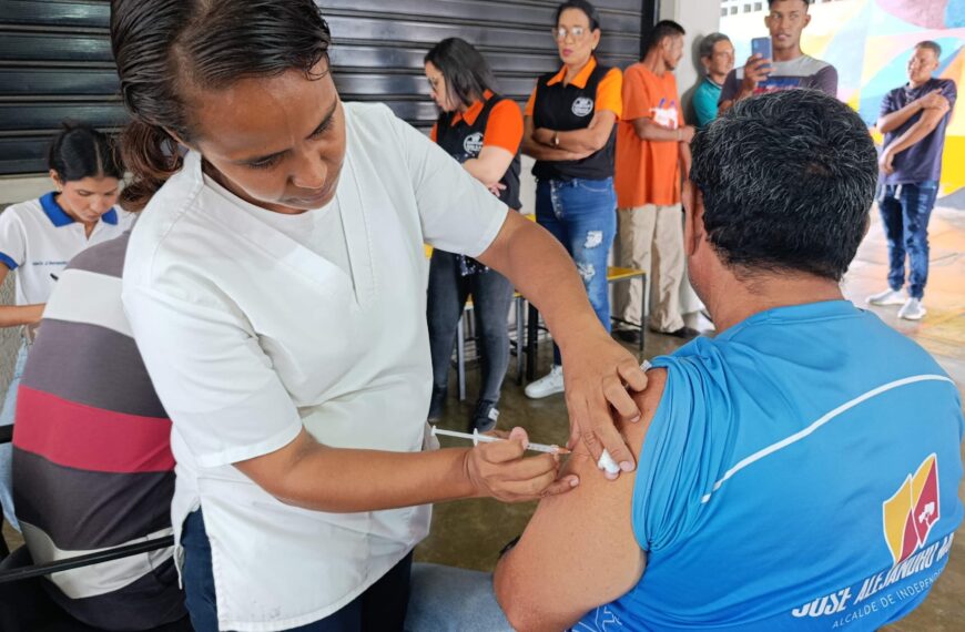 Arrendatarios y trabajadores del Mercado Municipal fueron atendidos en jornada de salud
