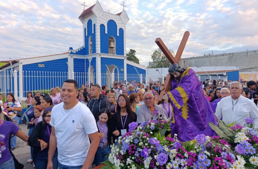 Decenas de devotos recorrieron la procesión de El Nazareno en Independencia
