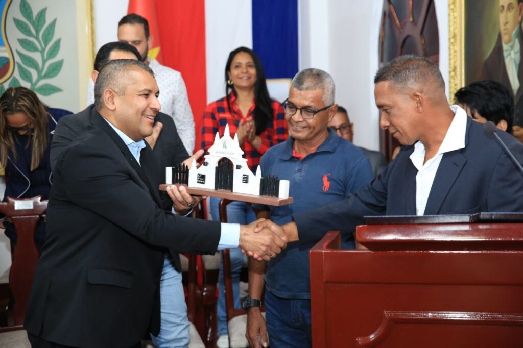 Cley celebra sesión solemne en honor al día nacional del artesano y artesana